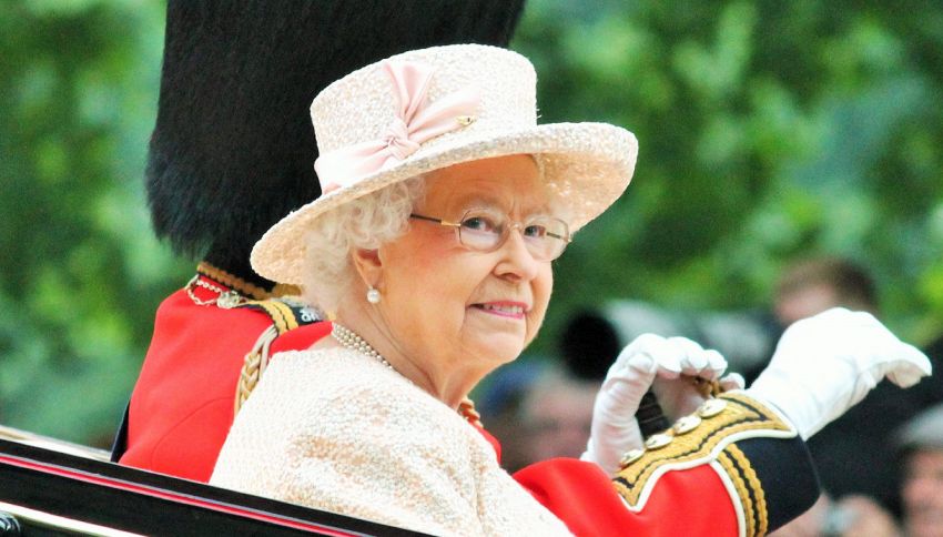 La regina Elisabetta piace anche agli alieni, parola di ufologo