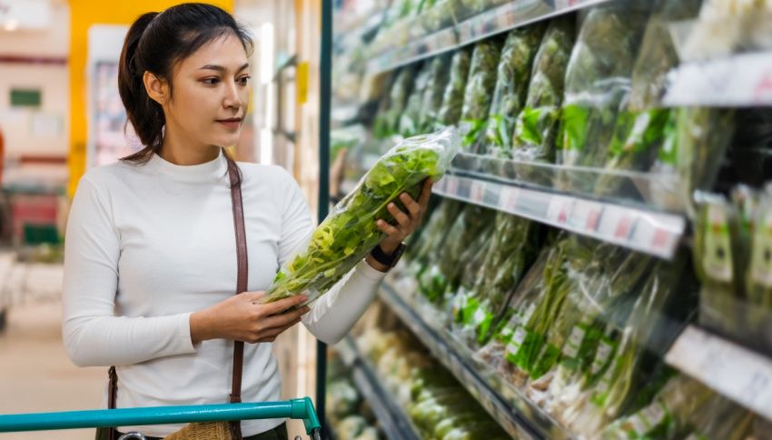 Insalata in busta, hai mai fatto caso al sacchetto? L’errore