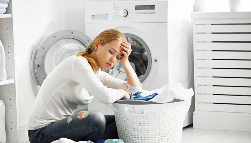 Il trucco dell'asciugamano che elimina l'odore di muffa dal bucato invernale