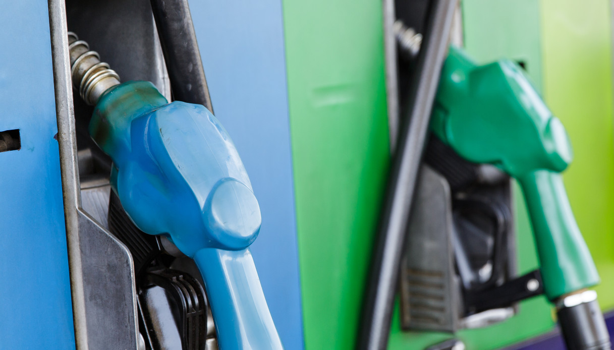 Benzina, la cosa che facciamo (quasi) tutti al distributore anche se è vietato e pericolosissimo