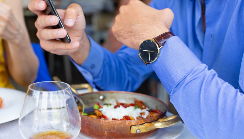 Se usi il telefono a tavola, non farà bene alla tua dieta