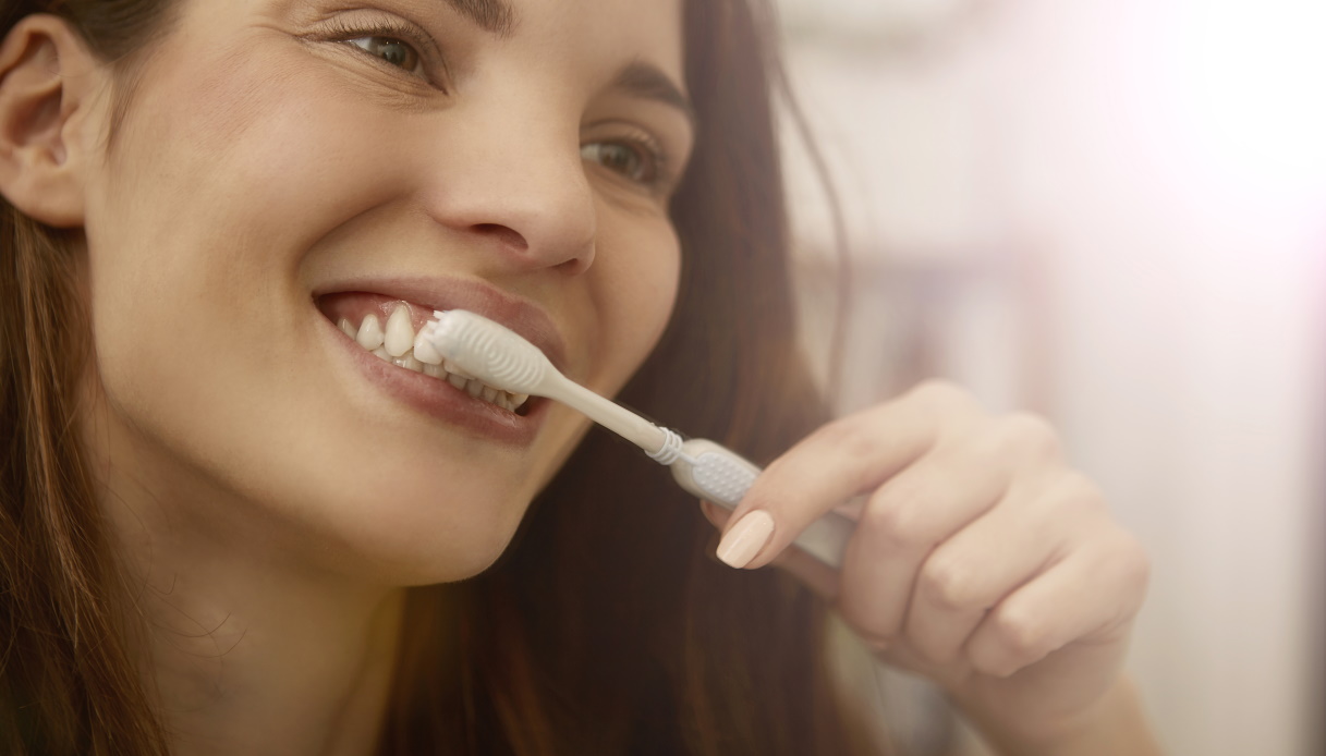 Segreto di longevità nascosto nei denti: a che ora devi lavarli