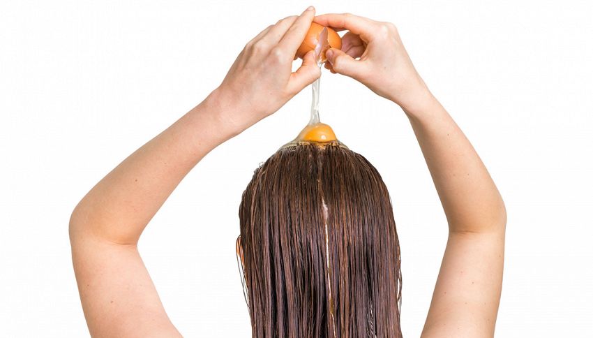 Perdita capelli, il rimedio naturale dell'uovo: attenzione a come usarlo