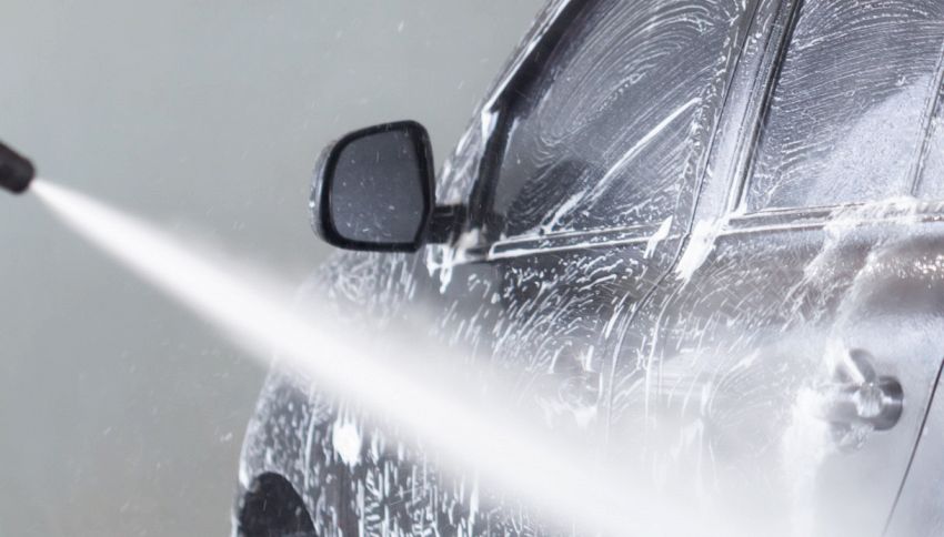 Emergenza acqua, multe se lavi l'automobile? Cosa rischi
