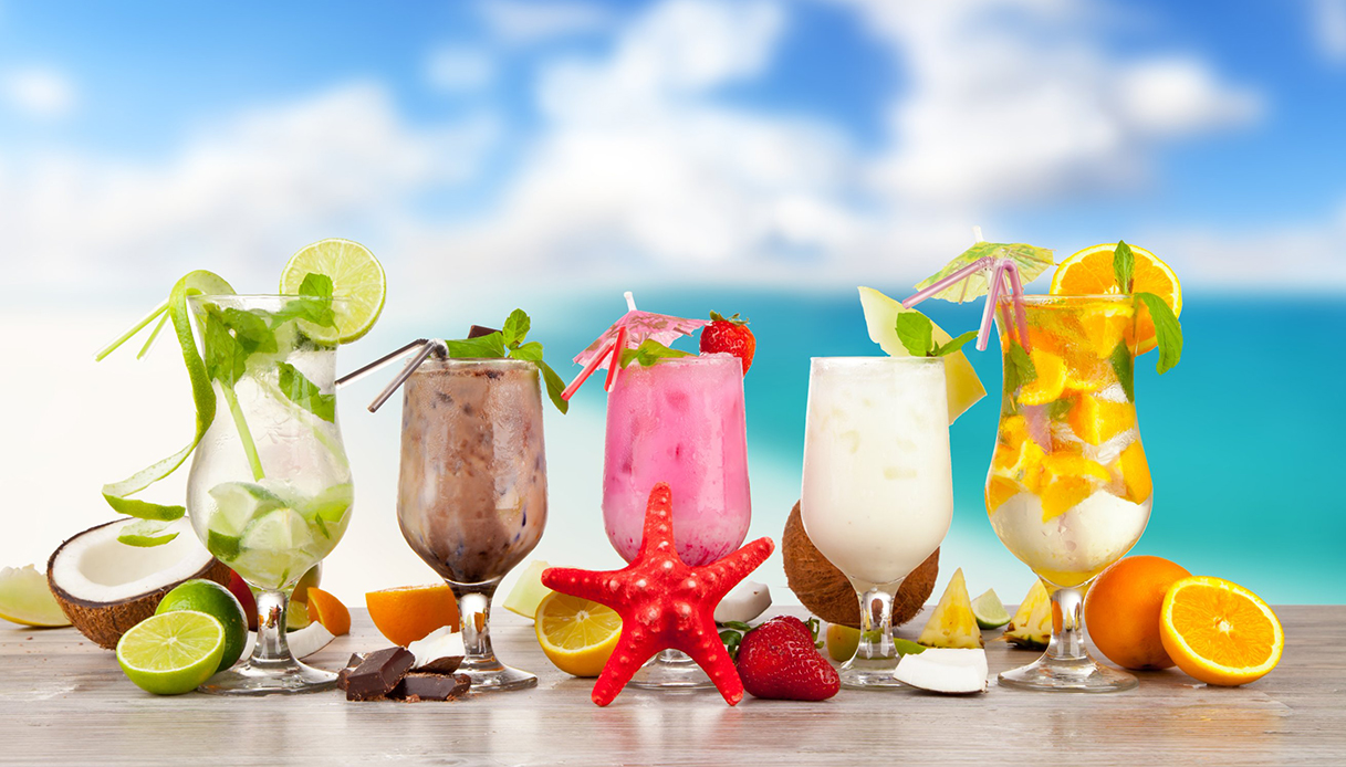 Dieta, cocktail e drink alcolici con più calorie: quali evitare
