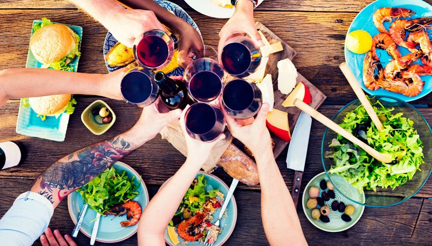 Con birra o vino dovresti bere anche 2 bicchieri d'acqua: perché