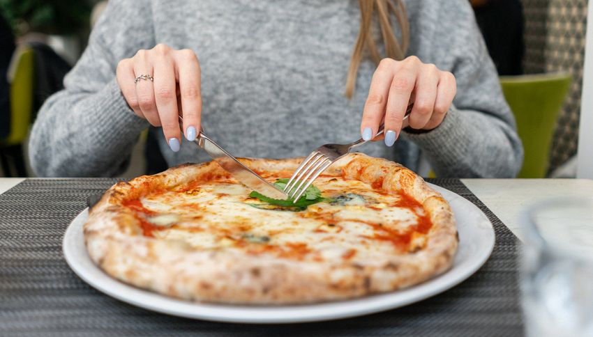 Il modo corretto per affettare la pizza non è con il coltello