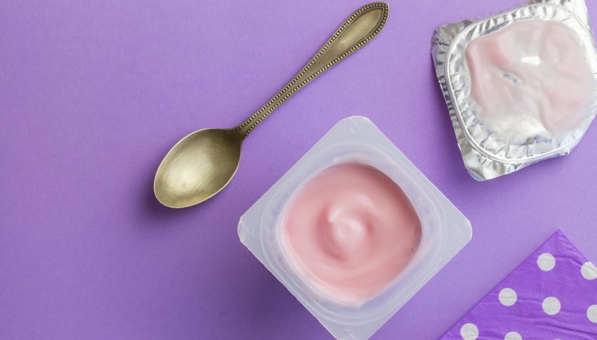 Non leccare più il coperchio dello yogurt: rischio per la salute