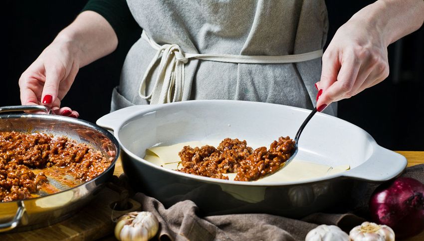 Insolito trucco per fare le lasagne con lo stampo dei ciambelloni