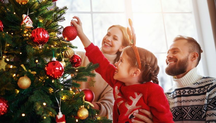 Chi addobba l’albero di Natale in anticipo è più felice