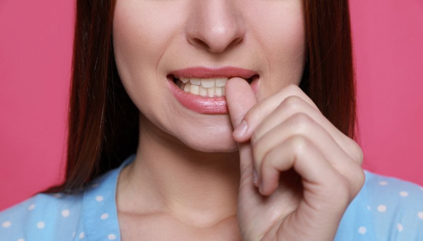 Ti mangi le unghie? È l’ansia da perfezione non è lo stress