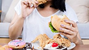 Mangia 3100 calorie in 15 minuti: cosa succede al suo corpo
