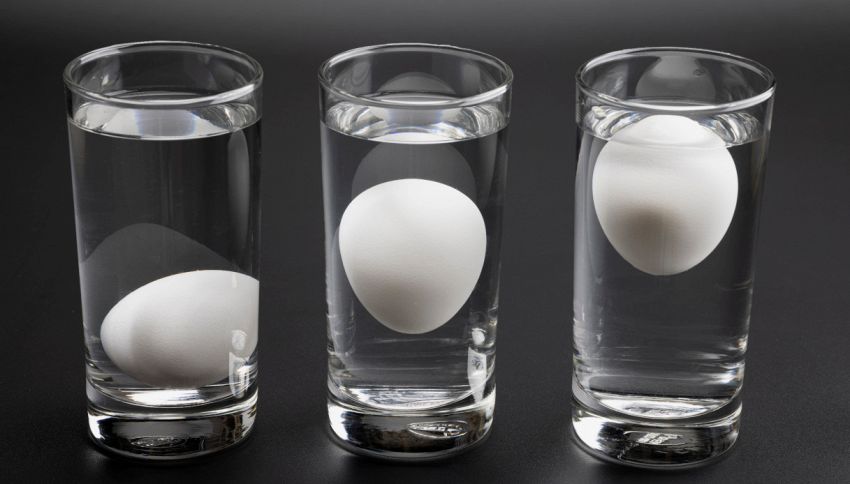 Immergi le uova in acqua prima di cucinarle: eviti intossicazioni