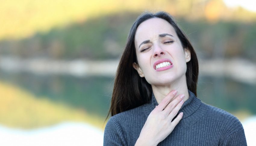Mal di gola, non mangiare questi 6 cibi: ti fanno sentire peggio