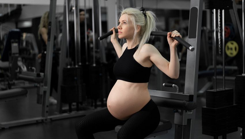 Ha sollevato pesi in gravidanza: il bambino è nato con i muscoli