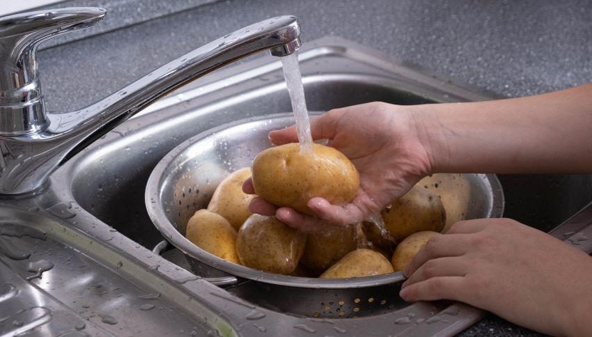 Perché devi sciacquare le patate prima di friggerle