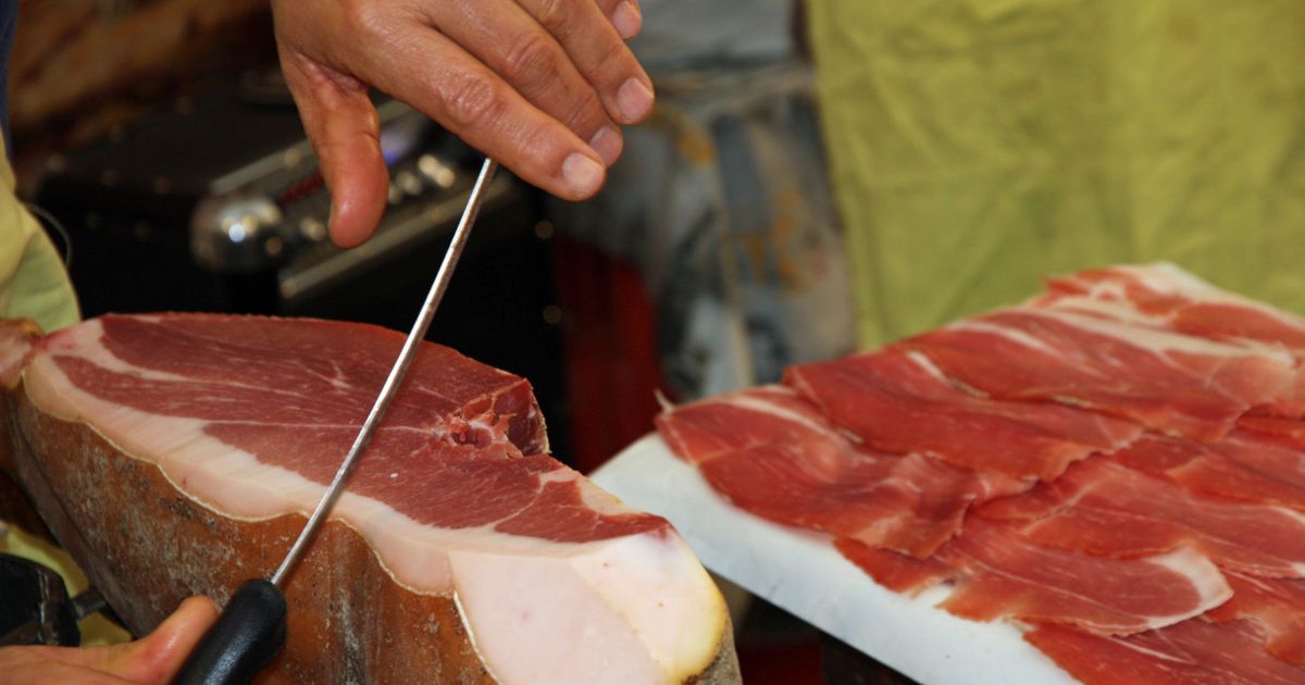 Prosciutto crudo, il colore della fetta non deve essere troppo rosso
