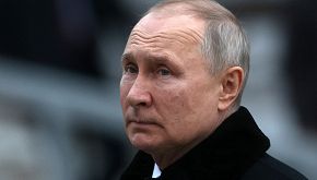 Mistero del doppio corpo di Putin: quel dettaglio sull’orecchio