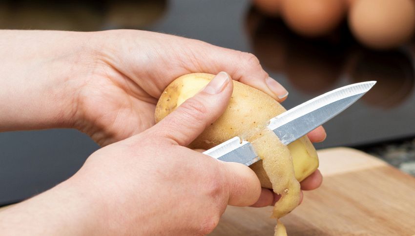 Come sbucciare le patate in un attimo senza coltello o pelapatate