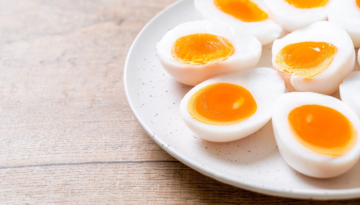 Uova sode, il trucco del ‘cucchiaino’ per una cottura perfetta