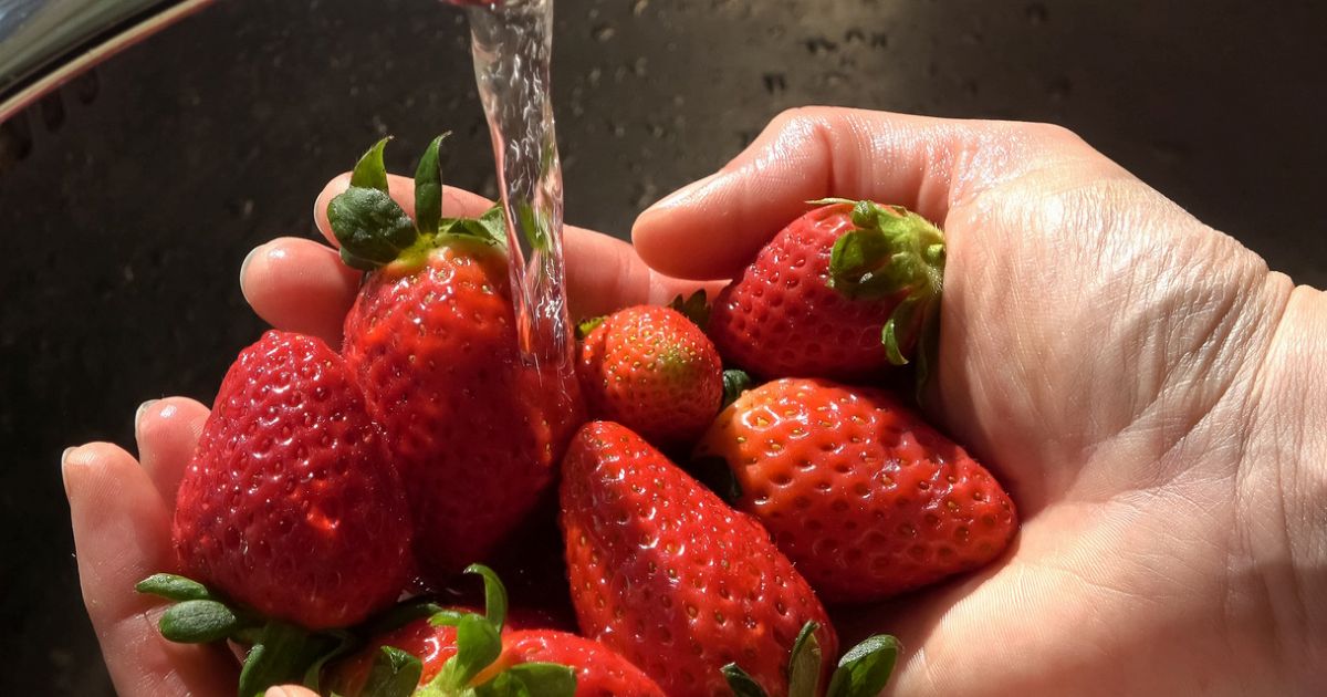 Cuando laves fresas, no quites el tallo: un error dañino