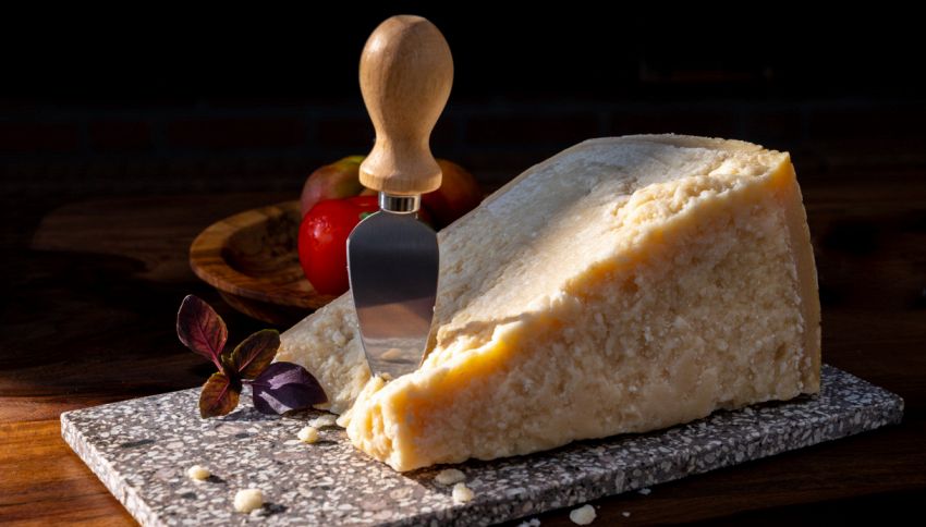 Sai come viene prodotto il parmigiano? Forse questo non lo sapevi