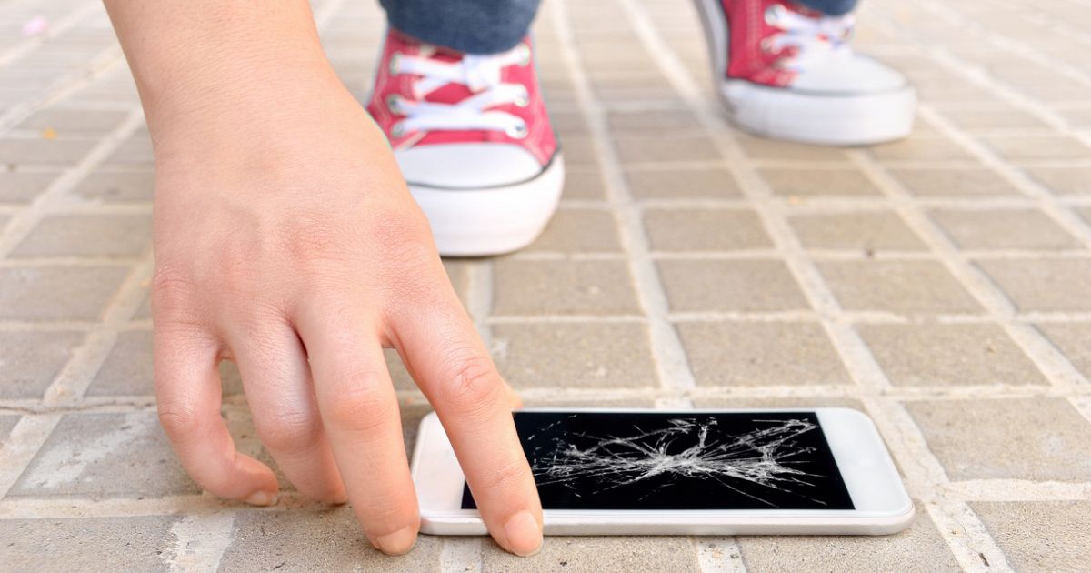 Se vedi un cellulare rotto non cadere nella truffa: cosa succede