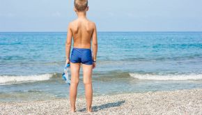 Perchè non comprare mai ai bambini dei costumi da bagno azzurri
