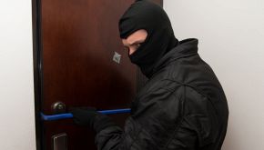 Ladri, tecnica della linguetta di plastica: come rubano in casa
