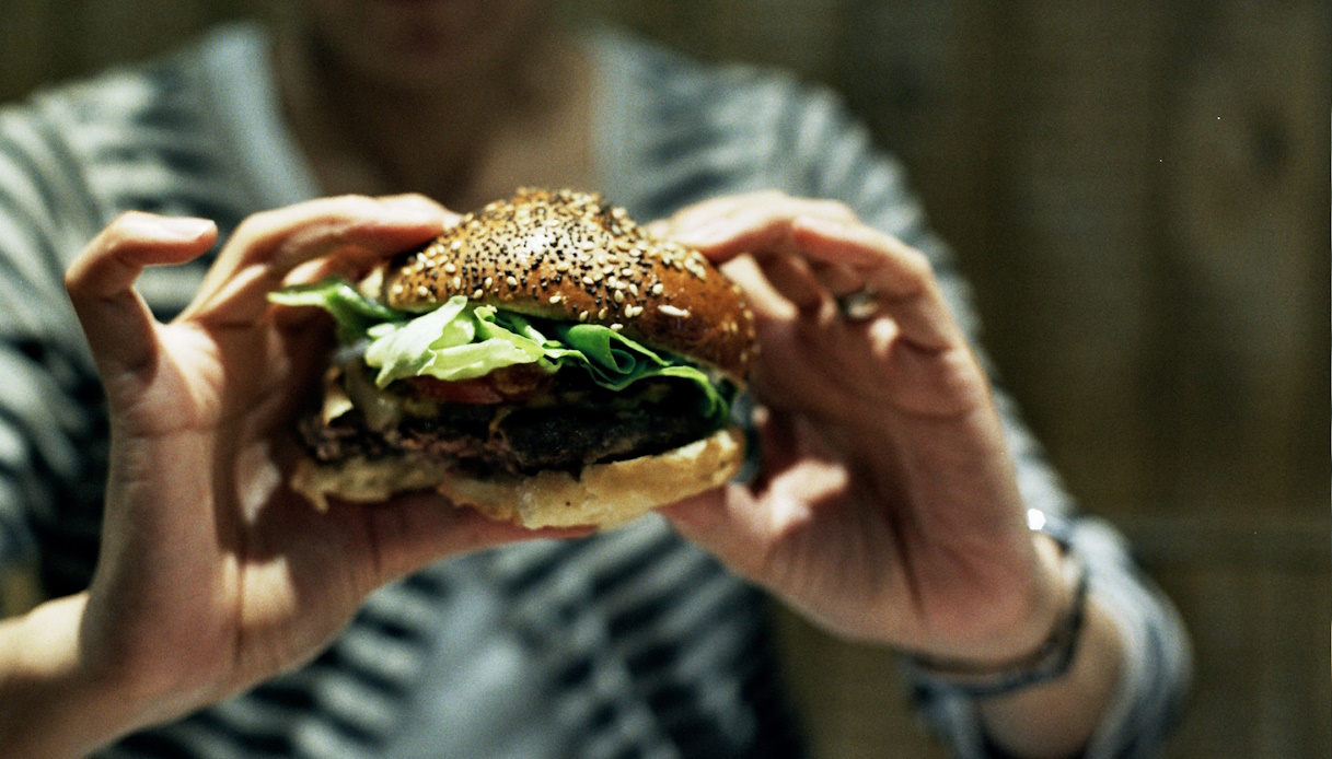 Fast food, panini con meno calorie: quali ordinare se sei a dieta