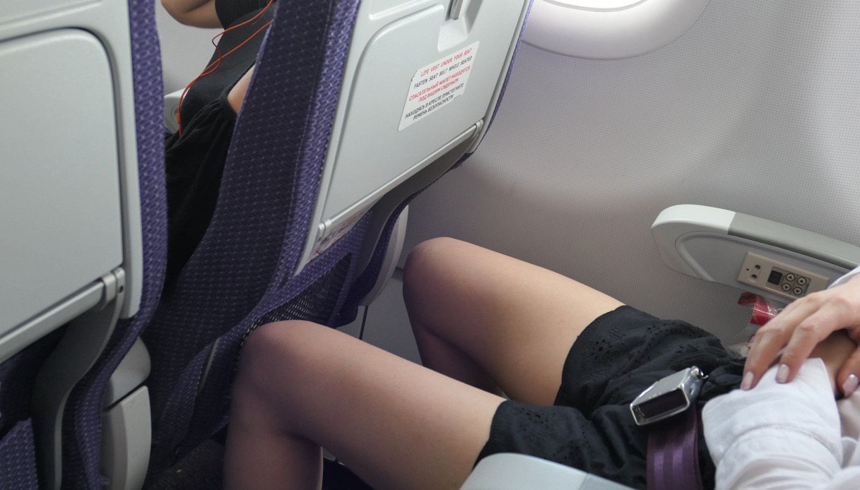 Aereo, i pantaloncini non andrebbero mai indossati: cosa rischi