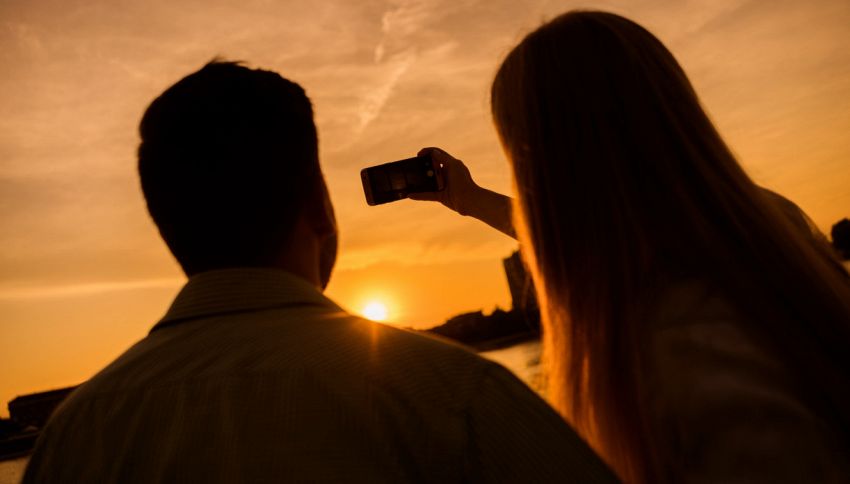 Se fai selfie in questa posizione, rischi seri danni alla retina