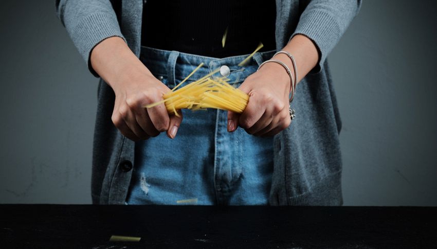 Riesci a spezzare uno spaghetto a metà? Non è facile come sembra
