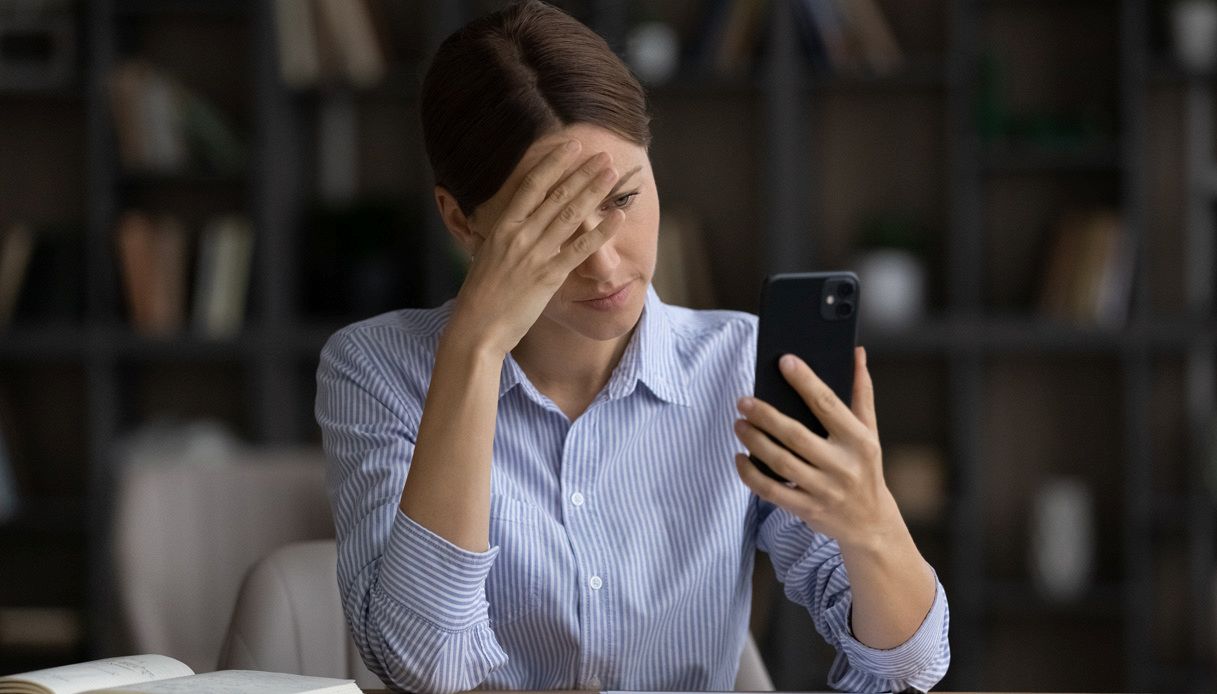 Cellulare, sarebbe meglio eliminare queste 20 app dal vostro telefono: cosa dichiarano gli esperti