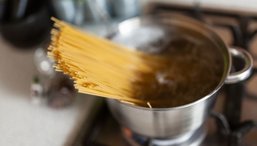 Pasta, guarda l'acqua di cottura: è chiara? Non è un buon segno