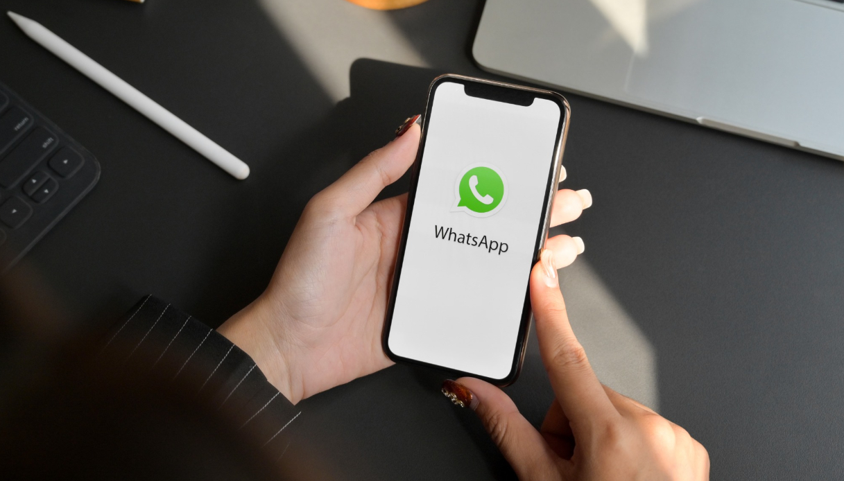 Scuola, gruppi WhatsApp delle mamme sono dannosi per la salute