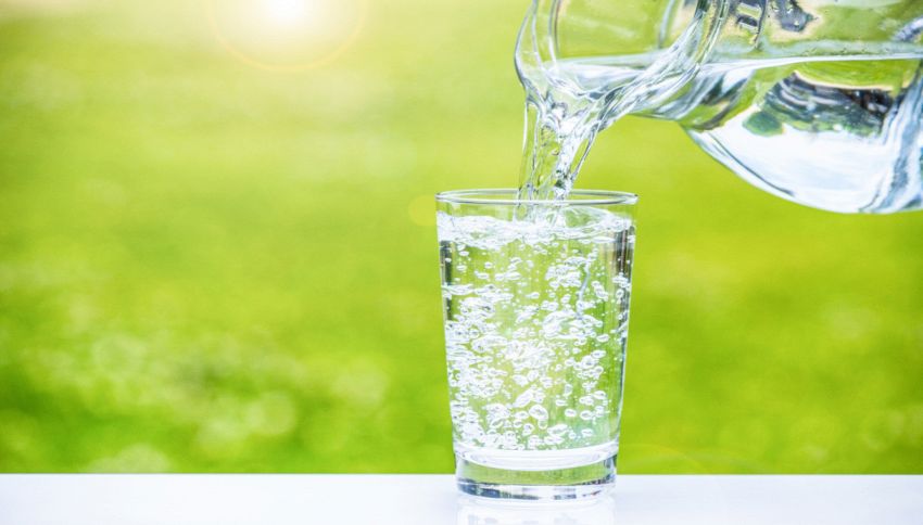 Bere troppa acqua può invecchiare: n. bicchieri ideale al giorno