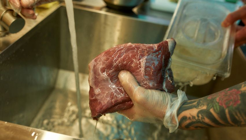 La carne va lavata prima di cucinarla? Solo in questo caso