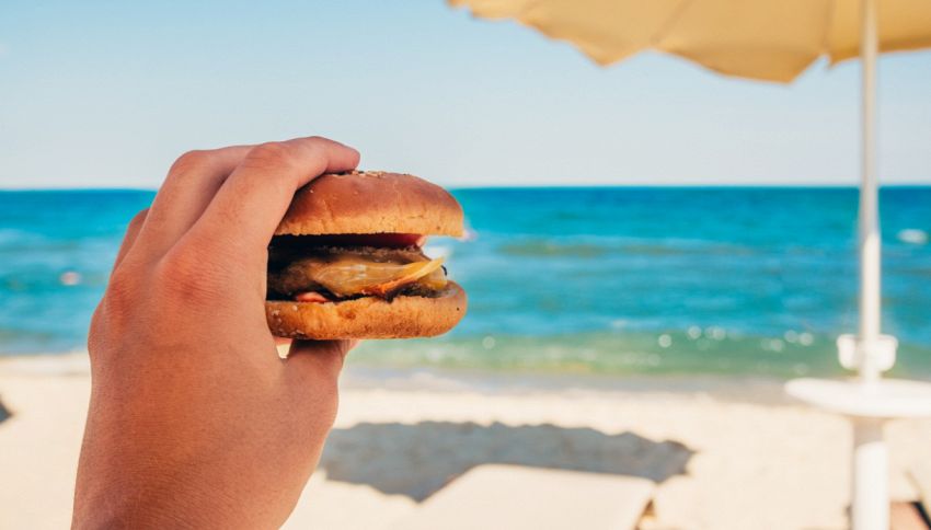 Multa di 500 € se mangi in spiaggia: dove non potrai più farlo