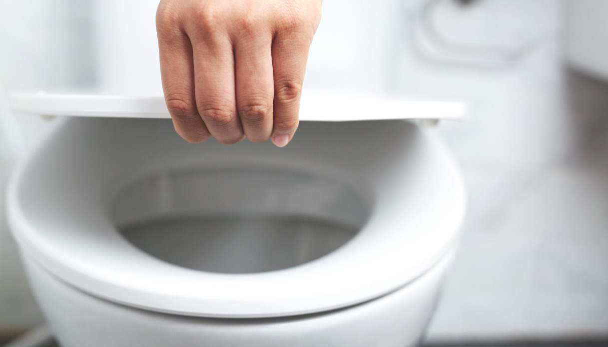 I batteri del water arrivano davvero allo spazzolino? L'esperimento poco rassicurante