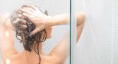 Lavare i capelli nella doccia o a testa in giù? C'è una differenza enorme (e in pochi la conoscono)