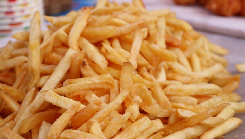 Perché le patatine fritte avanzate risultano quasi immangiabili?