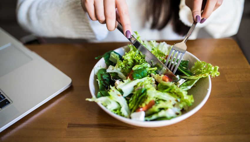 Carboidrati a pranzo e proteine a cena? Un approccio alimentare da rivedere