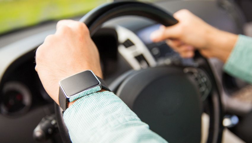 Multe salate per chi usa lo smartwatch in auto: Cosa devi sapere