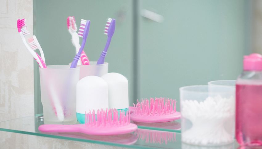 Perché non dovresti conservare lo spazzolino da denti in bagno