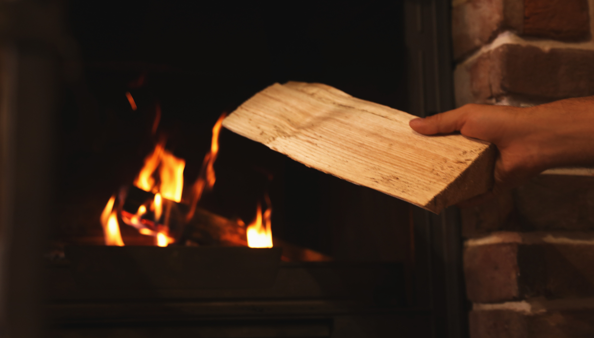 Stufe e camini: come scegliere il legno e usarlo correttamente