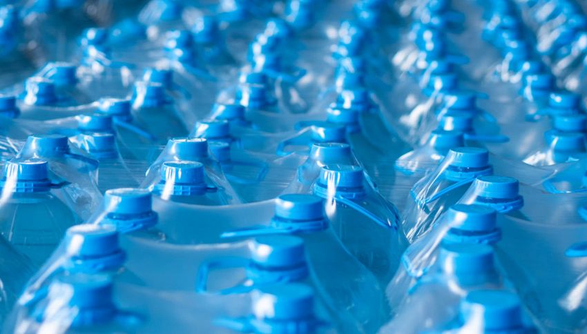 Acqua in bottiglia: vetro o plastica? La più contaminata non è quella che pensi