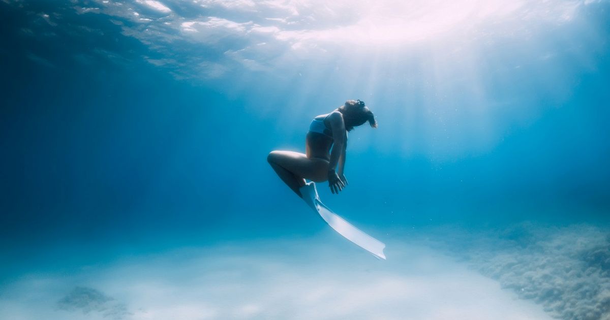 Si Immerge Nell'acqua Profonda Del Mare