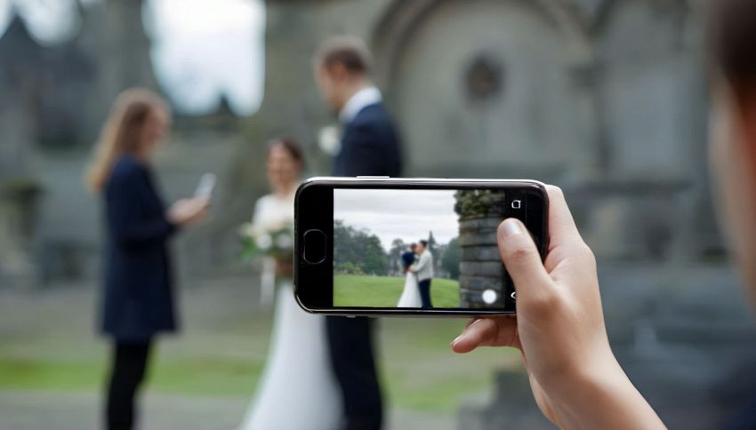 Puoi guadagnare 100mila euro all'anno: basta un cellulare ai matrimoni