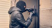 Furti, la nuova tecnica dei ladri per aprire la serratura di casa: basta una siringa